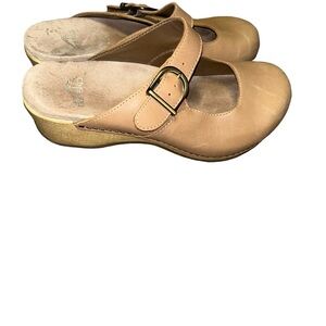 Dansko women’s Bria Tan Leather Mary Jane Shoes Size 38 /Us 7.5-8 US slip on